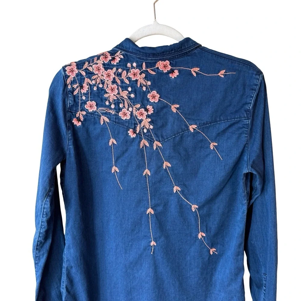 Guess Blue  Button Down Shirt with Pink Floral Embroidery Size M Boho Western - Picture 16 of 16